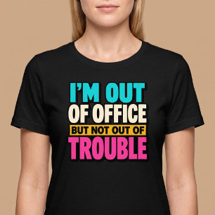 Camiseta Fuera de la Oficina Pero No Fuera de Problemas