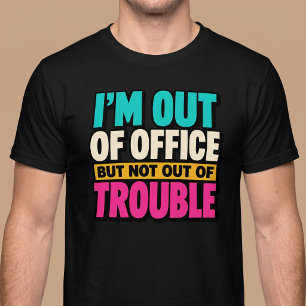 Camiseta Fuera de la Oficina Pero No Fuera de Problemas