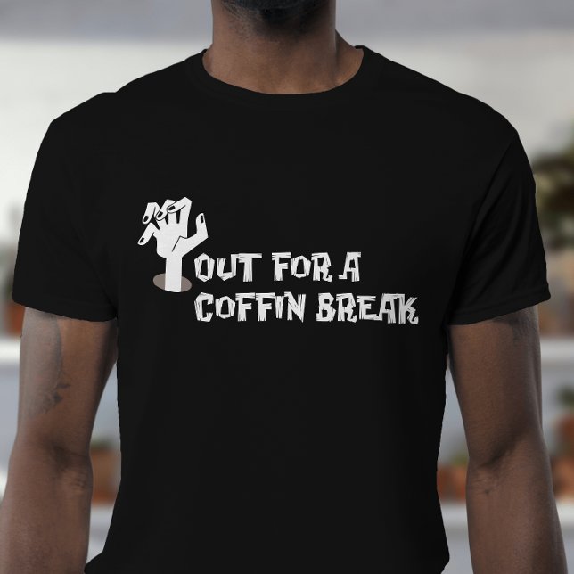 Camiseta Fuera por una diversión espeluznante para el ataúd (Undead humor done right – take a ‘coffin break’ in spooky style.)