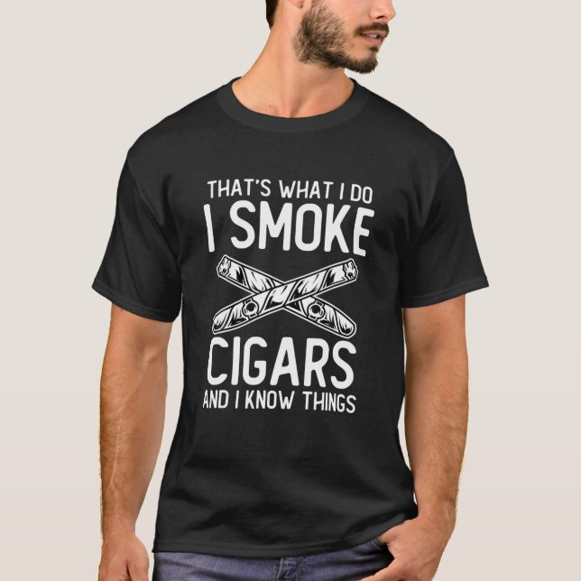 Camiseta Fumo Cigarros Y Sé Cosas (Anverso)