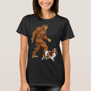 Camiseta Fun Bigfoot Walking Cavalier King Charles Spaniel