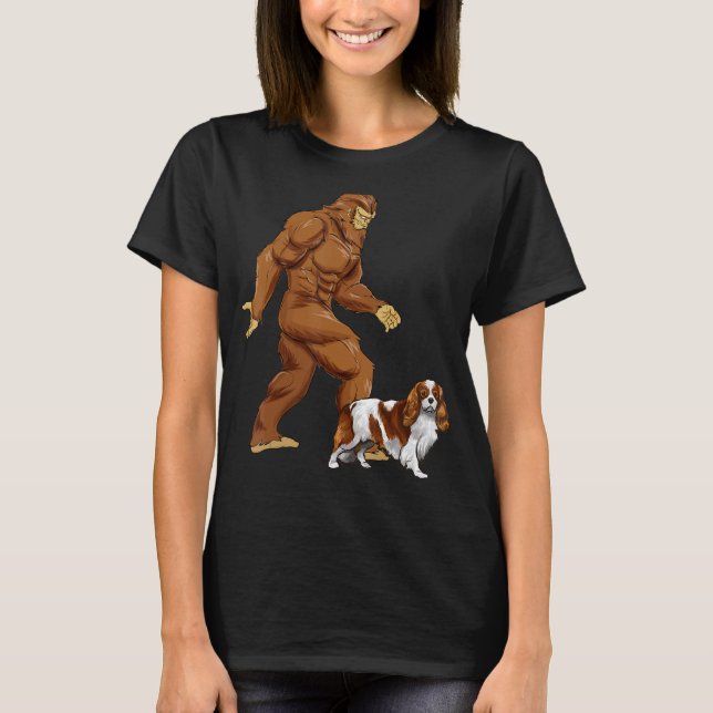 Camiseta Fun Bigfoot Walking Cavalier King Charles Spaniel (Anverso)