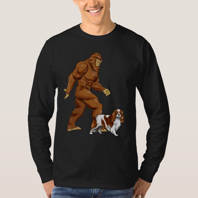 Camiseta Fun Bigfoot Walking Cavalier King Charles Spaniel (Anverso)