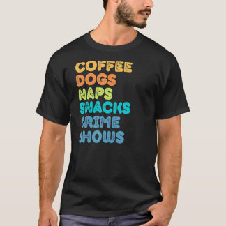 Camiseta Fun Dog Mom Dog Dad Coffee Naps Snacks Crime Show