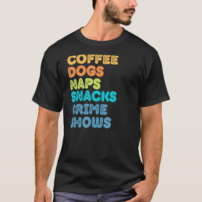 Camiseta Fun Dog Mom Dog Dad Coffee Naps Snacks Crime Show (Anverso)