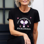 Camiseta Fun Grandmas juegan a jugar a las pelotas graciosa<br><div class="desc">Si eres la abuela que siempre está buscando hacer cosas divertidas y juegas a pickleball,  ¡entonces esta camiseta es perfecta para ti! También es una idea perfecta de un nieto a una divertida abuela jugando a pickleball.</div>