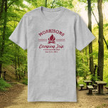 Camiseta Fun Retro Personalizado Camping Viaje Campfire Log<br><div class="desc">Campamento al estilo con esta camiseta personalizado con el logo de una fogata roja y tu nombre. Personalice más adelante con 3 líneas de texto personalizado - añádase "Reunión familiar, viaje familiar, viaje de camping, ubicación, fecha, etc. Perfectas reuniones familiares, camping o excursiones de senderismo, un fin de semana en...</div>