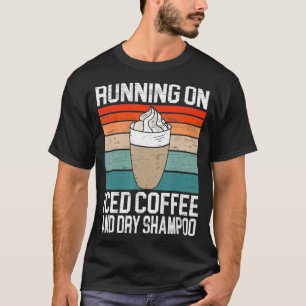 Camiseta Funcionando En El Aviso De Cafetería De Café Y Sha