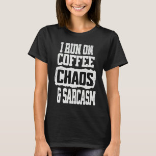 Camiseta Funciono con café, caos y sarcasmo  novedoso humor