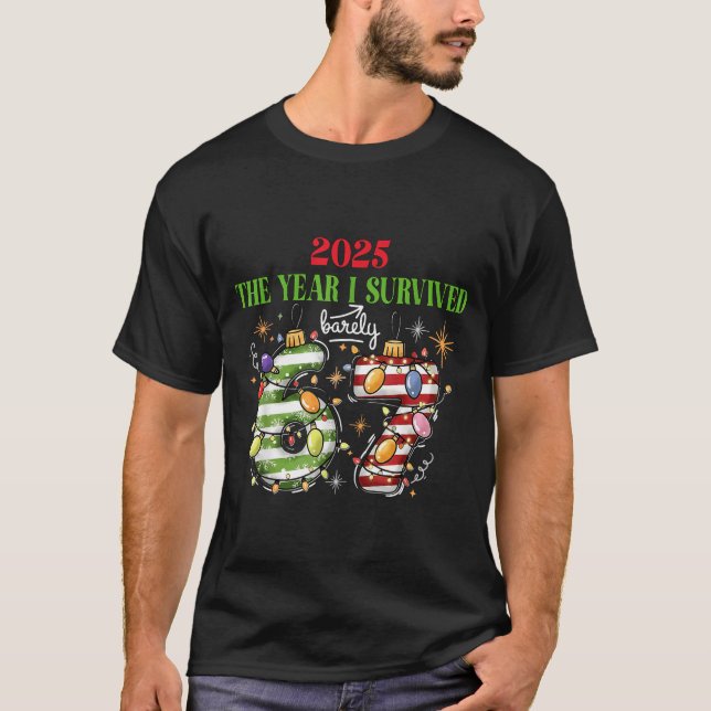 Camiseta Funny 2025 The Year I Survived Barely 67 Christmas (Anverso)