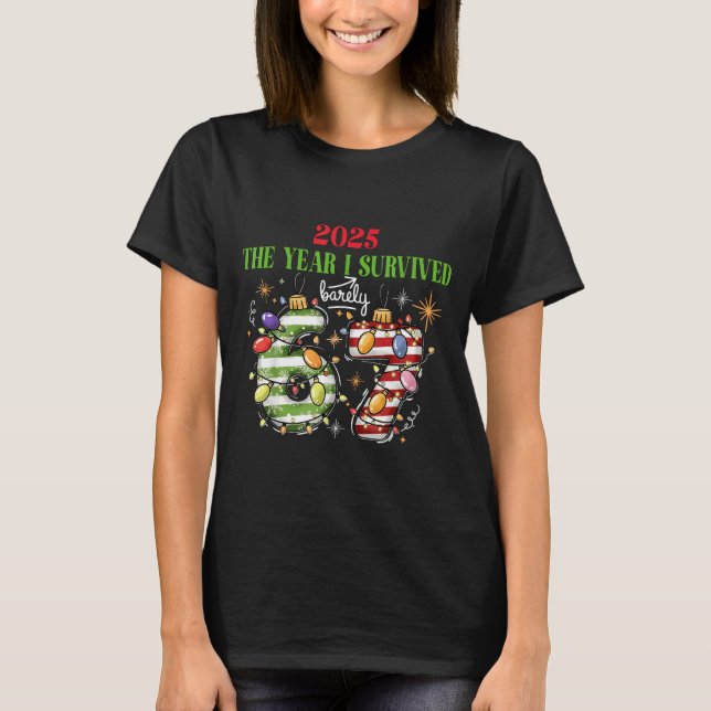 Camiseta Funny 2025 The Year I Survived Barely 67 Christmas (Anverso)