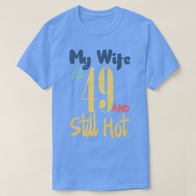 Camiseta Funny 49th Birthday My Wife Is 49 And Still Hot De (Diseño del anverso)