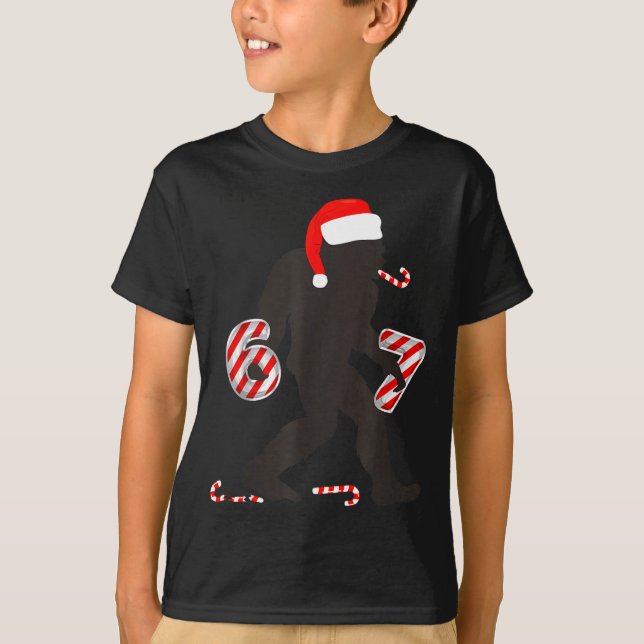 Camiseta Funny 67 Meme With Bigfoot And Candy Canes Christm (Anverso)