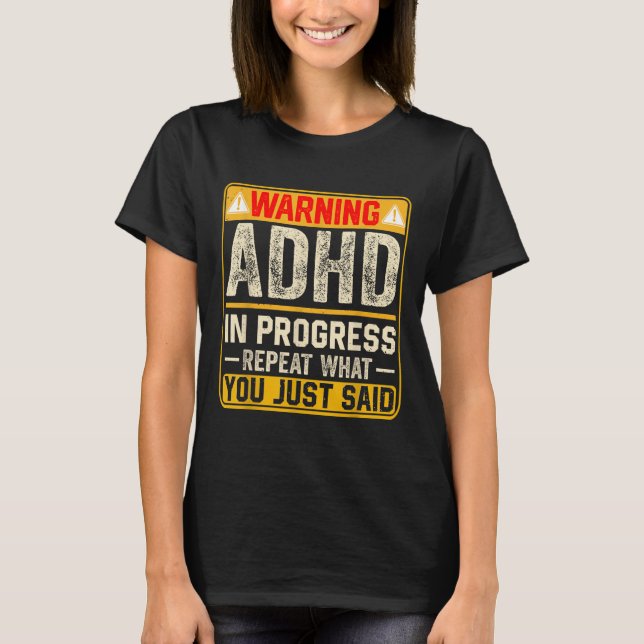 Camiseta Funny Adhd En Progreso Repite Lo Que Acaba De Deci (Anverso)