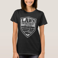 Funny agente de aplicación de ley Dad Lawn Mowing