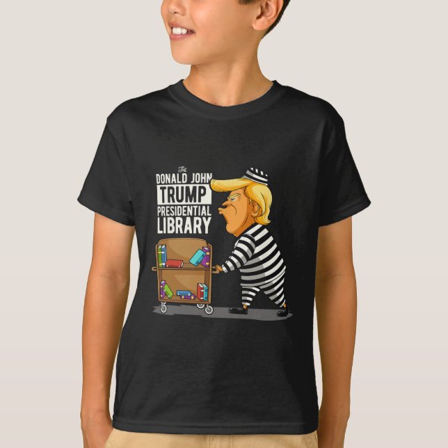Camiseta Funny anti Trump en la biblioteca presidencial de  (Anverso)