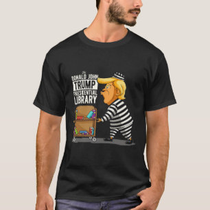 Camiseta Funny anti Trump en la biblioteca presidencial de