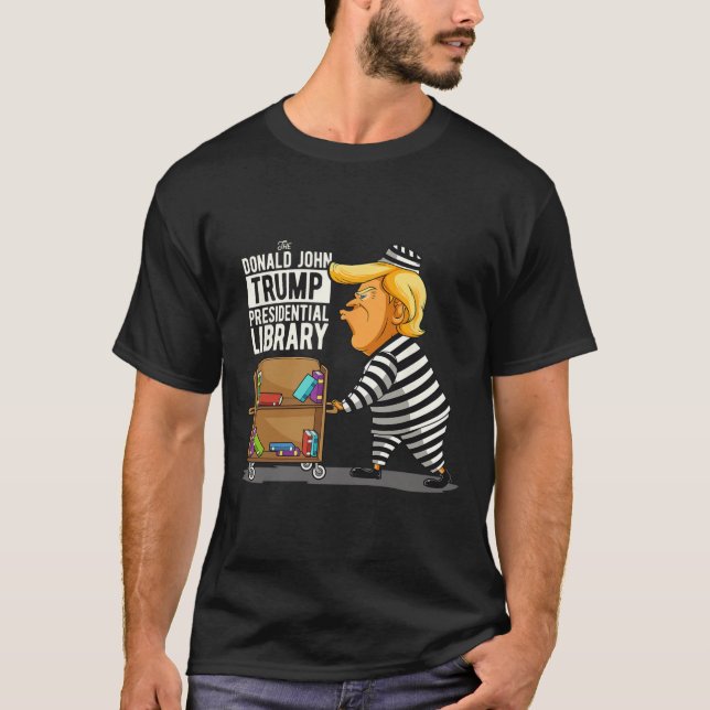 Camiseta Funny anti Trump en la biblioteca presidencial de  (Anverso)