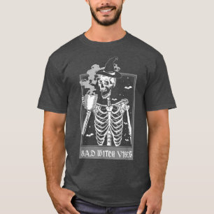 Camiseta Funny Bad Witch Vibes Spooky Witchcraft Skeleton