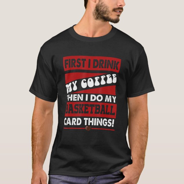 Camiseta Funny Basketball Card Collector, But First Coffee  (Anverso)
