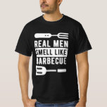 Camiseta Funny BBQ Grilling Gift Real Men Smell Like Barbec<br><div class="desc">Real Men Smell Like Barbecue! Great for dad on Father's Day. A fun design just for men who love being the grillmaster at a backyard cookout or barbecue. This funny BBQ Smoking top makes a great birthday or fathers day gift for and dad or grandpa who loves to fire up...</div>