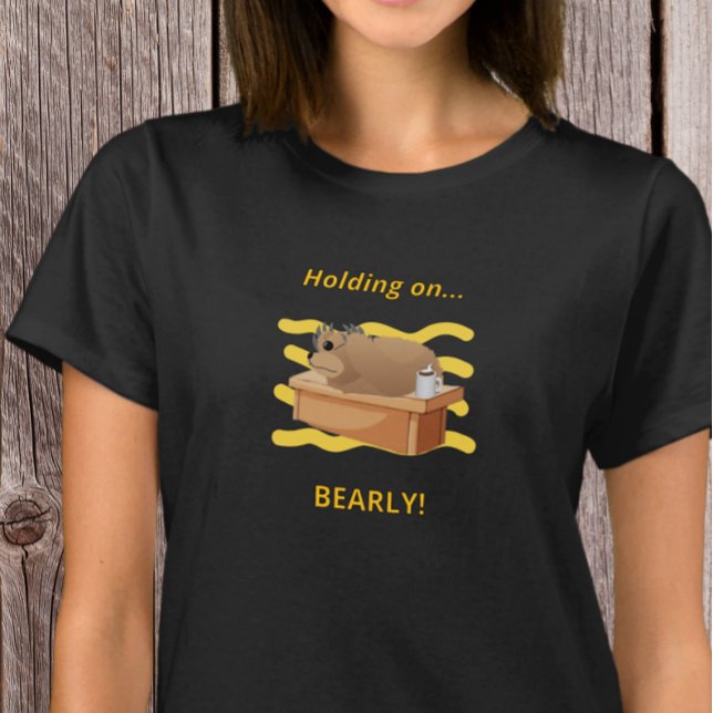 Camiseta Funny Bear “Holding On, Bearly!” Design (Subido por el creador)