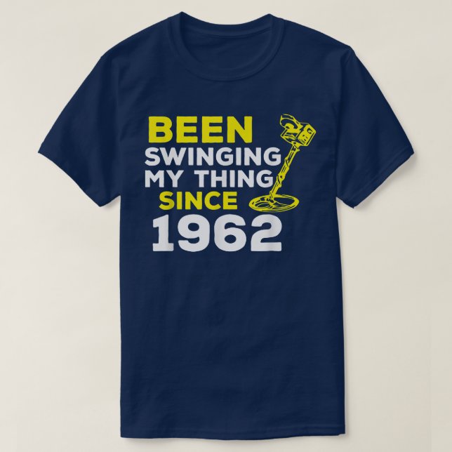 Camiseta Funny Been Swinging My Thing Since 1962 Metal Dete (Diseño del anverso)