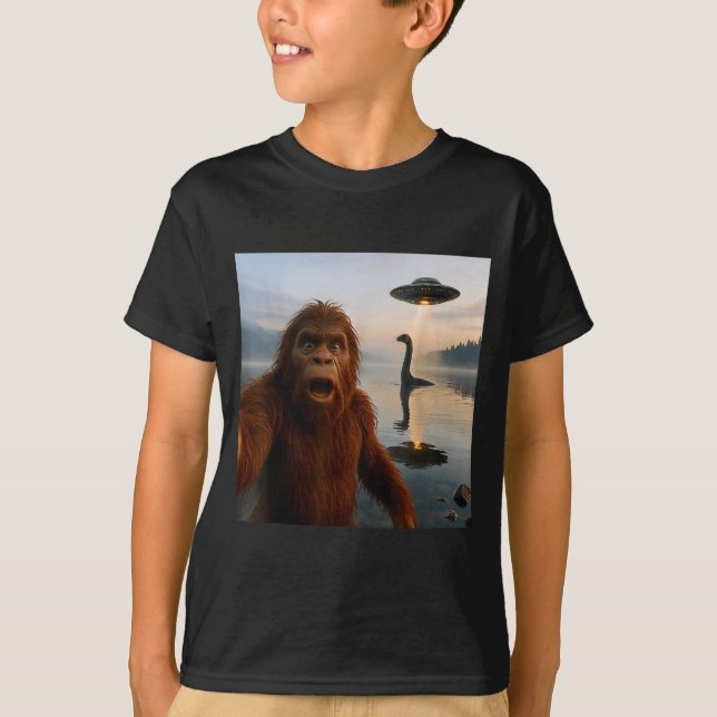 Camiseta Funny Bigfoot Selfie With Loch Ness Monster And Uf (Anverso)