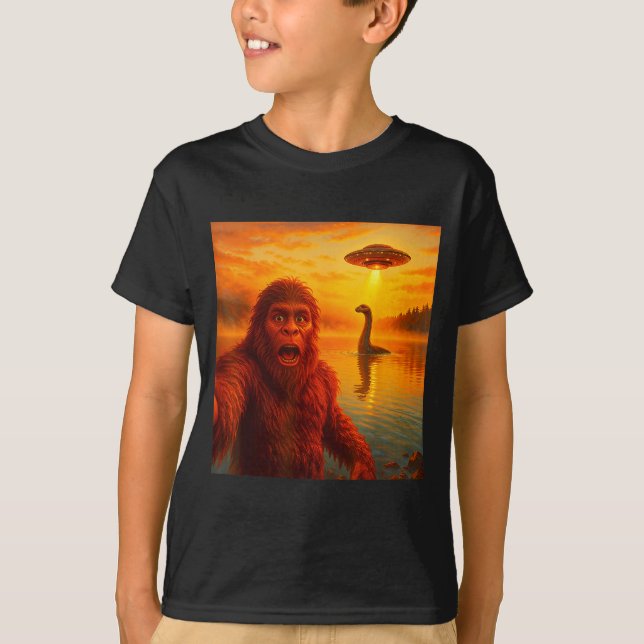 Camiseta Funny Bigfoot Selfie With Loch Ness Monster And Uf (Anverso)