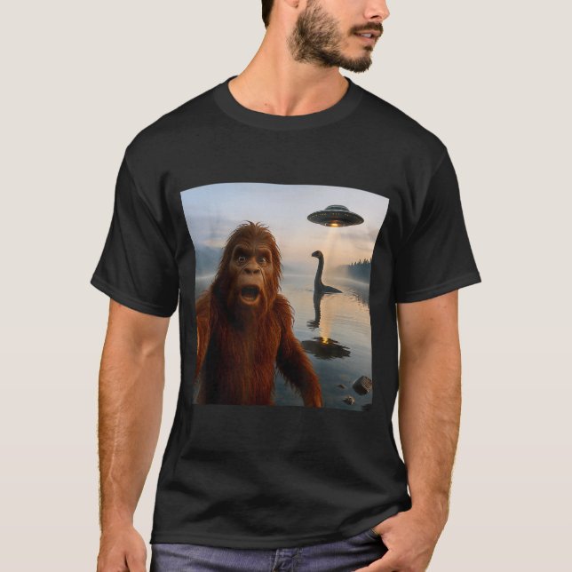 Camiseta Funny Bigfoot Selfie With Loch Ness Monster And Uf (Anverso)