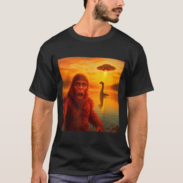 Camiseta Funny Bigfoot Selfie With Loch Ness Monster And Uf (Anverso)