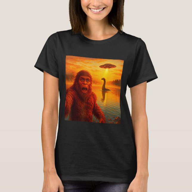 Camiseta Funny Bigfoot Selfie With Loch Ness Monster And Uf (Anverso)