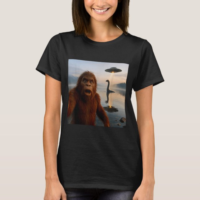 Camiseta Funny Bigfoot Selfie With Loch Ness Monster And Uf (Anverso)