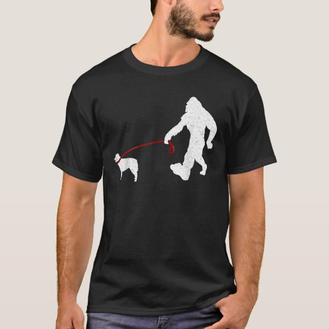 Camiseta Funny Bigfoot Walking With Australian Shepherd Dog (Anverso)