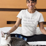 Camiseta Funny Blame Cat Excusa decidió quedarse en la call<br><div class="desc">Un diseño divertido para los amantes de los gatos con palabras humorísticas,  Mi Gato y yo hemos decidido quedarnos esta noche con una tipografía negra peculiar y un ilustracion de gatos y corazones adorables. ¡También sería un gran regalo para los amigos felinos!</div>