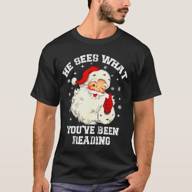 Camiseta Funny Bookish Christmas He Sees What Youve Been Re (Anverso)