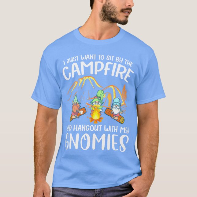 Camiseta Funny Camping Gnome Hangout With My Gnomies Campfi (Anverso)