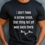 Camiseta Funny Car Guy Mechanic<br><div class="desc">Esta divertida camiseta dice: "No tengo un tornillo suelto,  esa cosa se cayó de vuelta" con algunos tornillos ilustrados. ¡Hace sonreír a los que la usan y a los que la ven! Visita nuestra tienda www.zazzle.com/ybnormalone para más artículos de regalo. Gracias por visitar Karen Hall #zazzlemade</div>