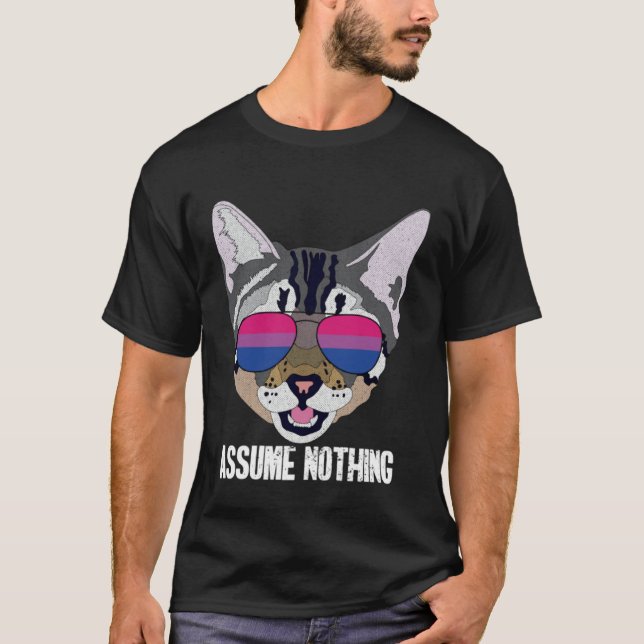 Camiseta Funny Cat Bisexual Assume Nothing Bi Pride (Anverso)