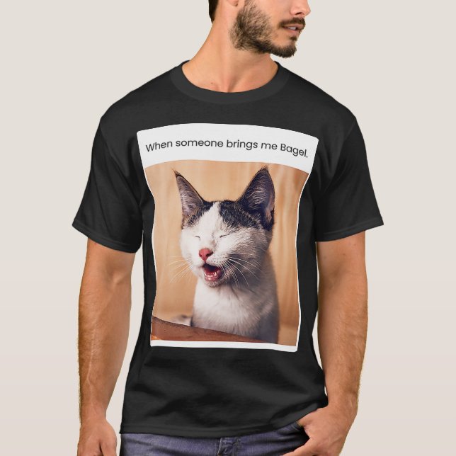 Camiseta Funny Cat Meme When Someone Brings Me Bagel (Anverso)