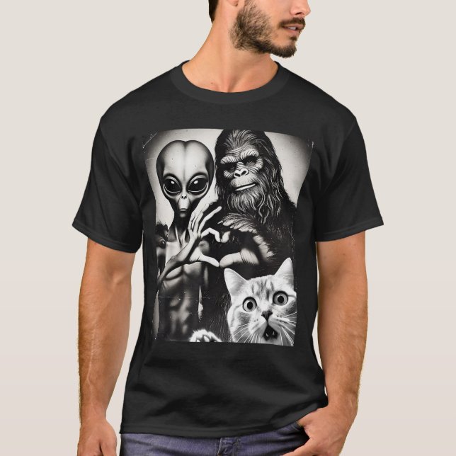 Camiseta Funny Cat Selfie With Romantic Bigfoot In Love Wit (Anverso)