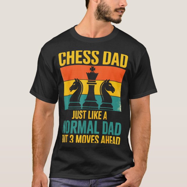 Camiseta Funny Chess Dad Like Normal Dad Three Moves Ahead  (Anverso)