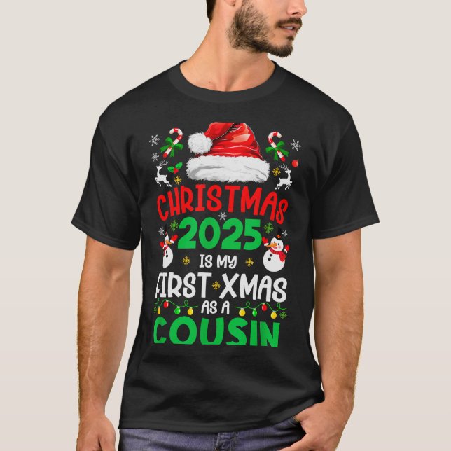 Camiseta Funny Christmas 2025 Is My First Xmas As A Cousin  (Anverso)