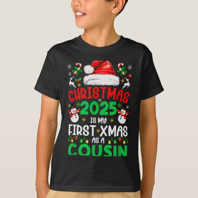 Camiseta Funny Christmas 2025 Is My First Xmas As A Cousin  (Anverso)