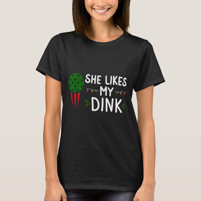 Camiseta Funny Christmas Ckleball She Likes My Drink Outfit (Anverso)