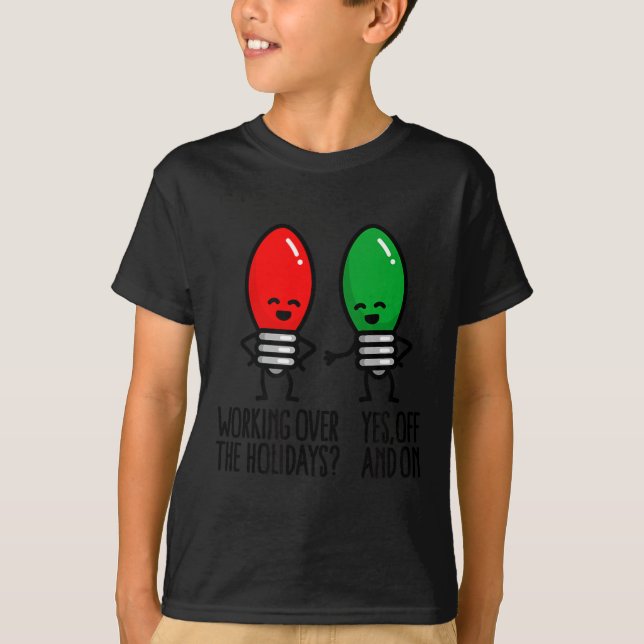 Camiseta Funny Christmas Lights Pun Working Over Holidays_  (Anverso)