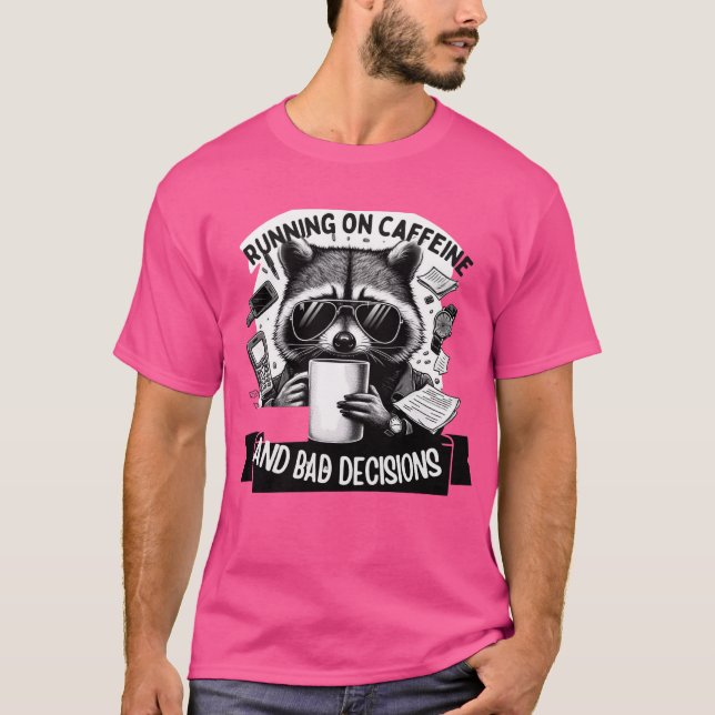 Camiseta Funny Coffee Raccoon – Caffeine & Bad Choices Art (Anverso)
