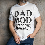 Camiseta Funny Dad Bod In Progress | Papá negro de carga<br><div class="desc">¿Buscando el regalo perfecto para papá? ¡No mires más allá de esta hilarante camiseta! Muéstrale a papá que aprecias su duro trabajo con una graciosa cita de "Dad Bod In Progress", que presenta un diseño de vector de carga negro. Con su aspecto único y su comodidad, este es un regalo...</div>