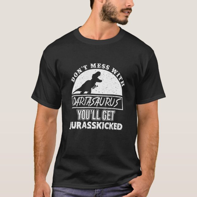 Camiseta Funny Dinosaur Playing Darts Dino T Rex Dart Playe (Anverso)