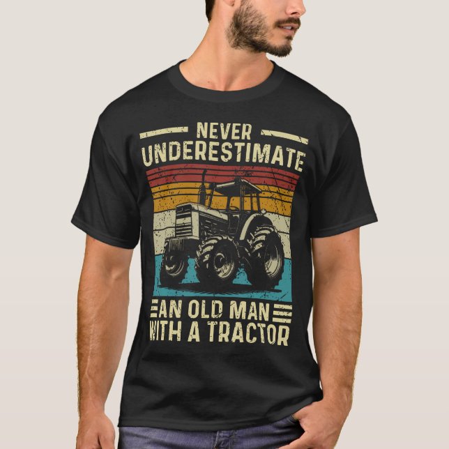 Camiseta Funny Farmer Never Underestimate An Old Man With A (Anverso)
